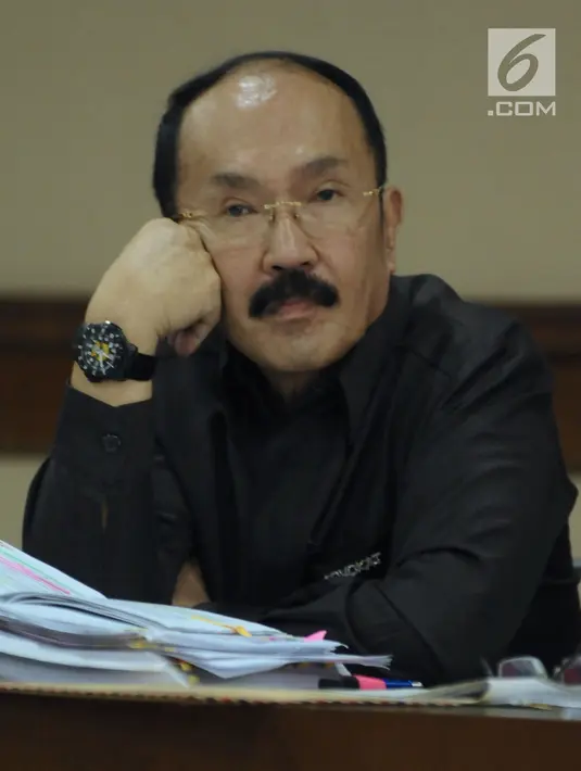 Terdakwa kasus dugaan merintangi penyidikan dugaan korupsi e-KTP, Fredrich Yunadi saat mengikuti sidang lanjutan di Pengadilan Tipikor, Jakarta, Kamis (22/3). Sidang mendengarkan keterangan saksi. (Liputan6.com/Helmi Fithriansyah)