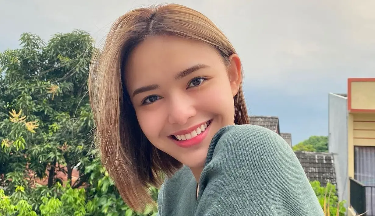 Terlepas dari itu, Amanda sangat senang dengan kejutan yang diberikan Billy. Karena menurutnya, kekasih hatinya itu bukan lah tipe orang seperti itu. Ia pun sempat tidak menyangka wajahnya terpampang di papan iklan. (Instagram/amandamanopo)