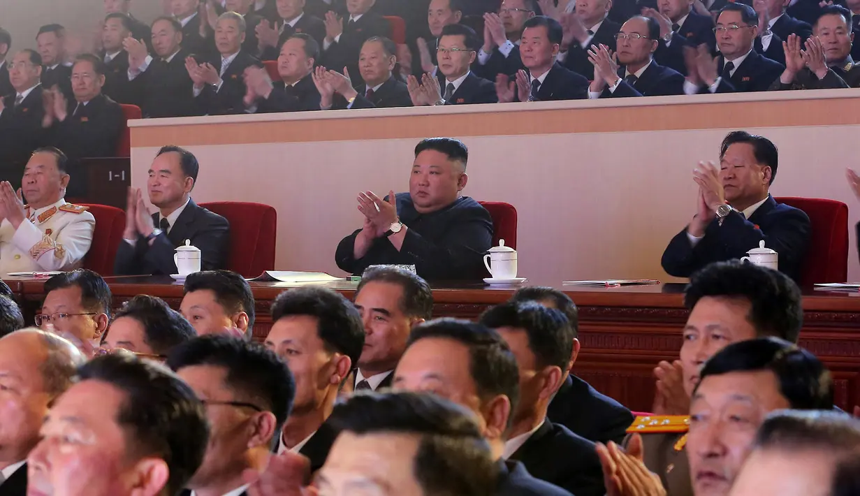 Pemimpin Korea Utara Kim Jong-un menghadiri pertunjukan Tahun Baru Imlek di Pyongyang, dalam foto tak bertanggal yang dirilis oleh Kantor Berita Pusat Korea (KCNA), Jumat (12/2/2021). Tepat 12 Februari tahun ini, etnis Tionghoa di seluruh dunia kembali merayakan momen Imlek. (KCNA VIA KNS/AFP)