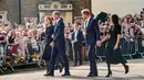 <p>(kiri ke kanan) Kate Middleton dan Pangeran William bersama Pangeran Harry dan Meghan Markle berjalan ke arah orang-orang setelah melihat bunga untuk mendiang Ratu Elizabeth II di luar Kastil Windsor, Windsor, Inggris, 10 September 2022. Kedua pasangan itu terakhir terlihat bersama dalam acara Commonwealth Day di Westminster Abbey pada tahun 2020. (AP Photo/Martin Meissner)</p>