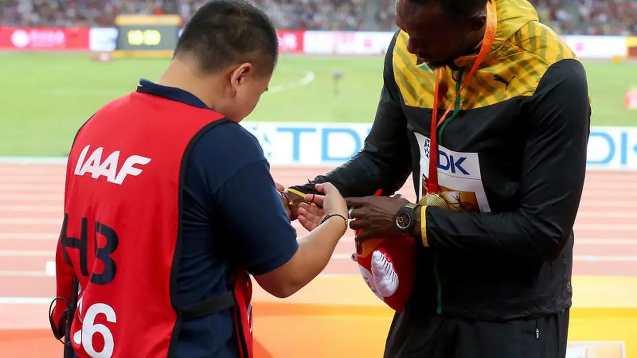 Minta Maaf, Juru Kamera Penabrak Bolt Berikan Hadiah Ini