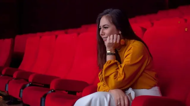 [Bintang] Tampil Awet Muda, Gaya Wulan Guritno Ini Super Fresh dan Kekinian