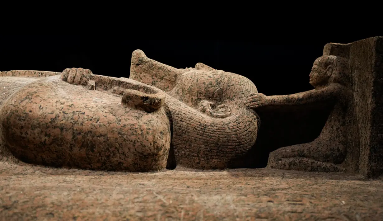 Artefak lain yang menunjukkan inovasi artistik pada masa pemerintahan Firaun termasuk topeng emas, sarkofagus berukir, perhiasan, dan bahkan mumi anak singa. (AP Photo/Mark Baker)