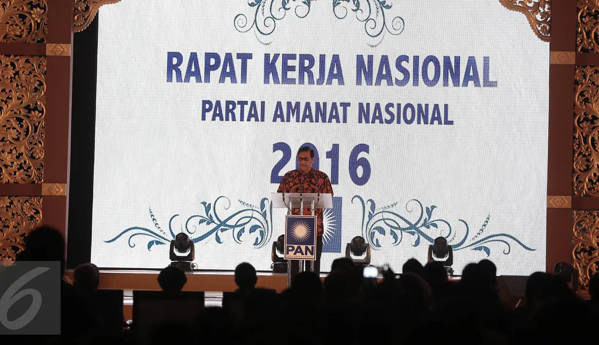 Menko Polhukam Luhut Pandjaitan memberikan pidato sambutan dalam pembukaan Rakernas dan Silaturahmi Nasional (Silatnas) PAN di JIEXPO Kemayoran, Jakarta, Minggu (29/5). Luhut hadir menggantikan Presiden Joko Widodo (Jokowi). (Liputan6.com/Faizal Fanani)