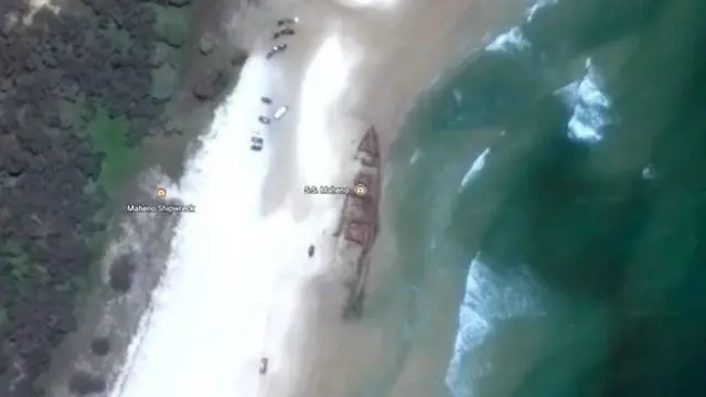 Penampakan kapal karam melalui Google Earth.