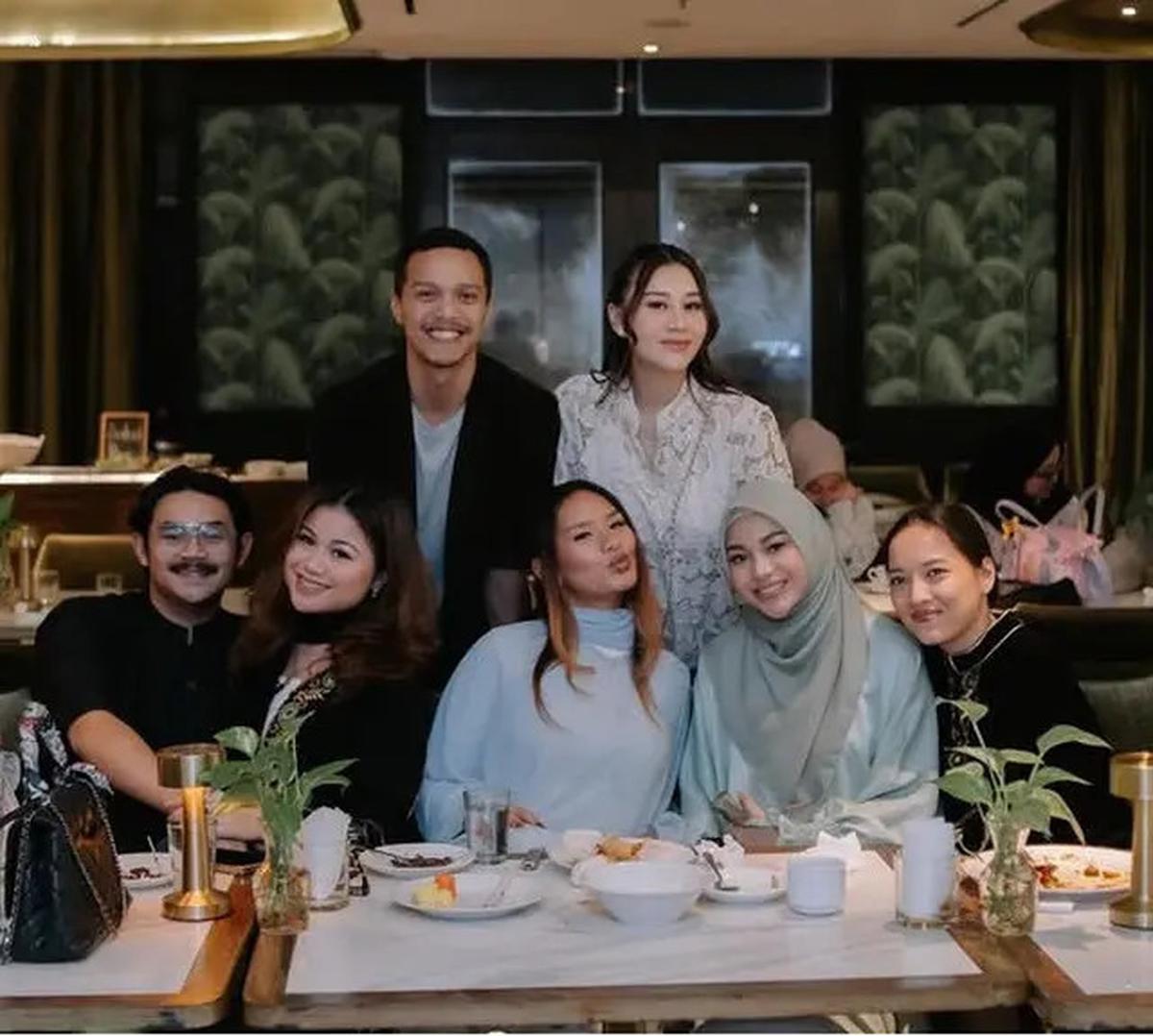 8 Gaya Selebritis Kenakan Kaftan hingga Lace Hadir Buka Puasa Sekaligus Ulang Tahun Aaliyah Massaid ke-23, Syifa Hadju-Alyssa Daguise