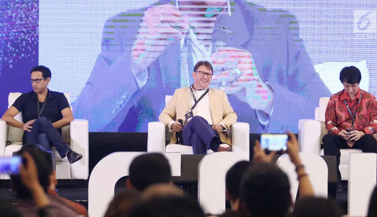 CEO & Founder Go Jek Nadiem Makarim (kiri), Head Of Digital Banking Bank BTPN Peterjan Van Nieuwenhuizen (tengah) dan CEO Bitcoin Indonesia Oscar Darmawan saat menjadi pembicara GMIC 2017 di ICE BSD,Tangsel, Selasa (25/9). (Liputan6.com/Angga Yuniar)