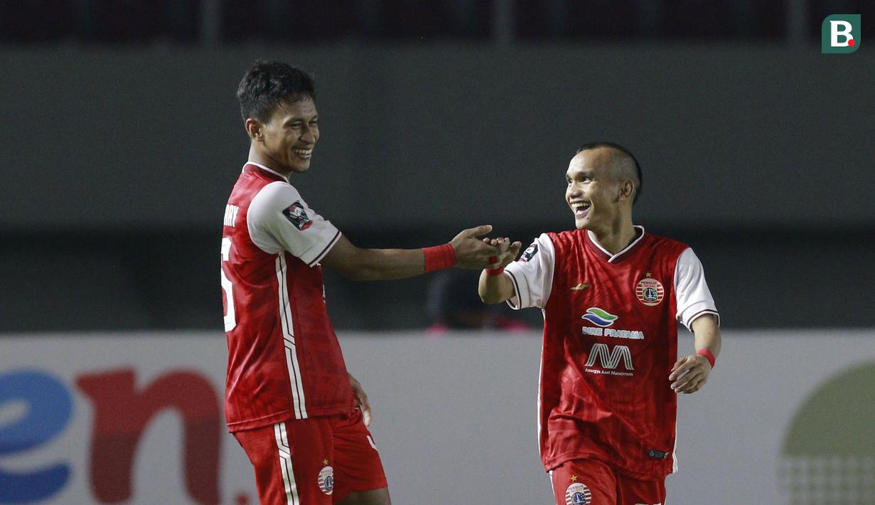 Uniknya, gol Riko Simanjuntak dengan skema serangan balik cepat juga hasil umpan dari Osvaldo Haay yang tidak terkawal oleh bek Persib Bandung. Riko dan Osvaldo sama-sama menjebol gawang Persib dan memberikan assist dalam pertandingan ini. (Foto: Bola.com/M. Iqbal Ichsan)