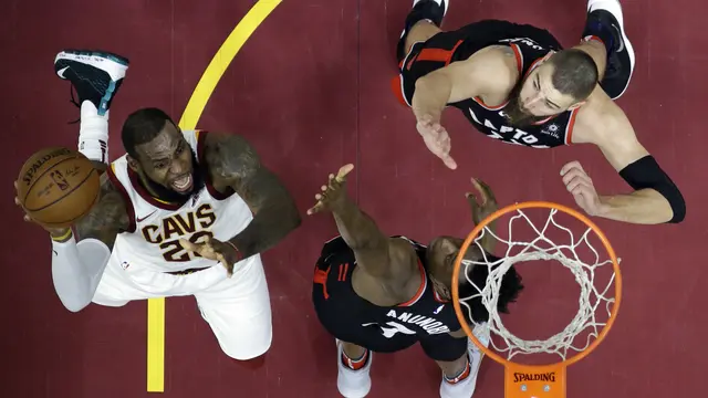 Aksi LeBron James saat Cavaliers kalahkan Raptors