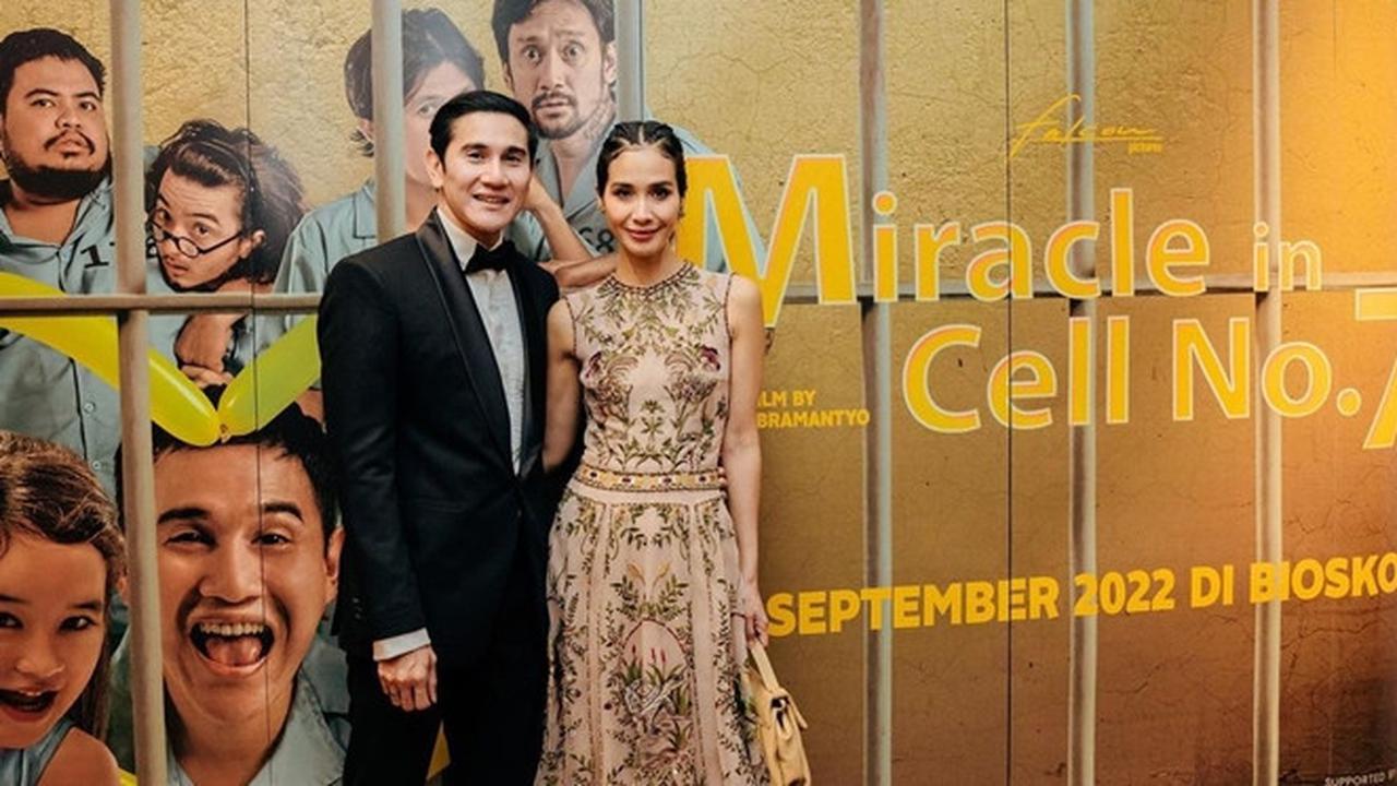 7 Potret Vino G. Bastian saat Tampil di Gala Premier Miracle In Cell No.7, Banjir Pujian