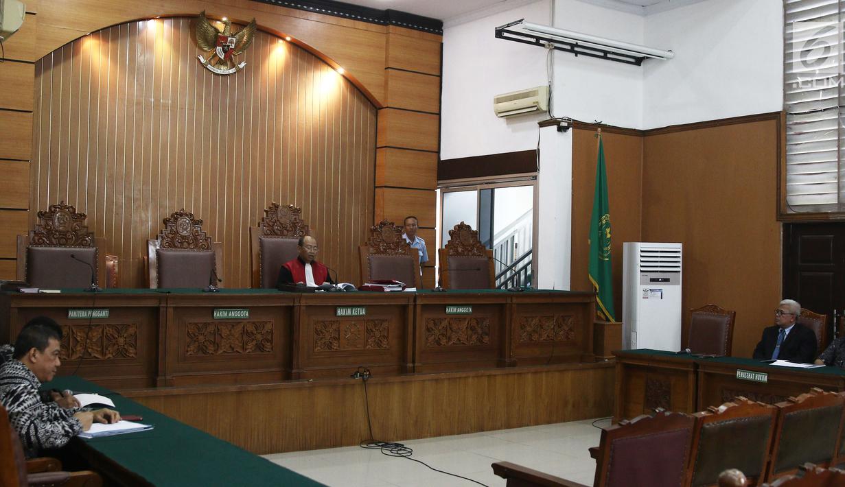 Suasana sidang praperadilan Gubernur Aceh nonaktif Irwandi Yusuf di PN Jakarta Selatan, Rabu (24/10). Hakim tunggal Riyadi Sunindyo menolak permohonan praperadilan Irwandi Yusuf. (Liputan6.com/Herman Zakharia)