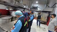 Proses inspeksi kesehatan lingkungan (IKL) terhadap 55 perusahaan penyedia layanan katering untuk jemaah haji Indonesia 2025.