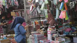 Warga memilih keperluan sekolah yang akan dibelinya di Pasar Asemka, Jakarta, Selasa (7/9/2019). Banyaknya pilihan dan murahnya harga yang ditawarkan menjadikan Pasar Asemka sebagai lokasi favorit warga berbelanja keperluan sekolah . (Liputan6.com/Helmi Fithriansyah)