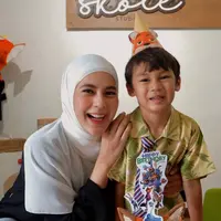 Penampilan Paula Verhoeven saat Rayakan Ulang Tahun ke-6 Putra Pertamanya, Kiano di Sekolah. [@paula_verhoeven]