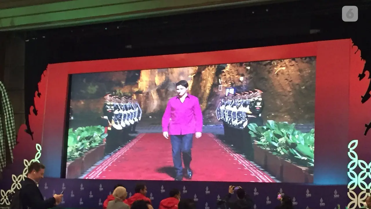 PM Justin Trudeau masuk ke wilayah GWK dengan menggunakan batik berwarna fuchsia (Liputan6.com/Teddy Tri Setio Berty)