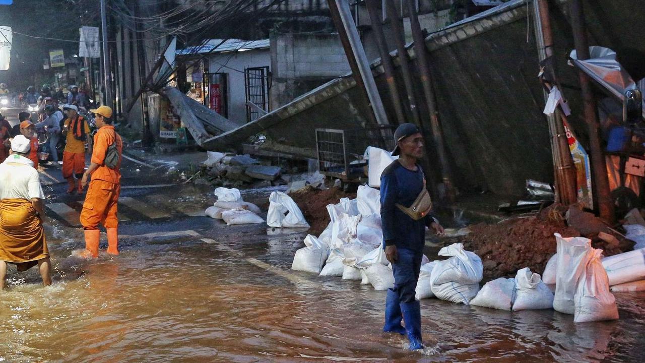 FOTO: Kondisi Tembok Beton Roboh usai Hujan Deras Guyur Jakarta