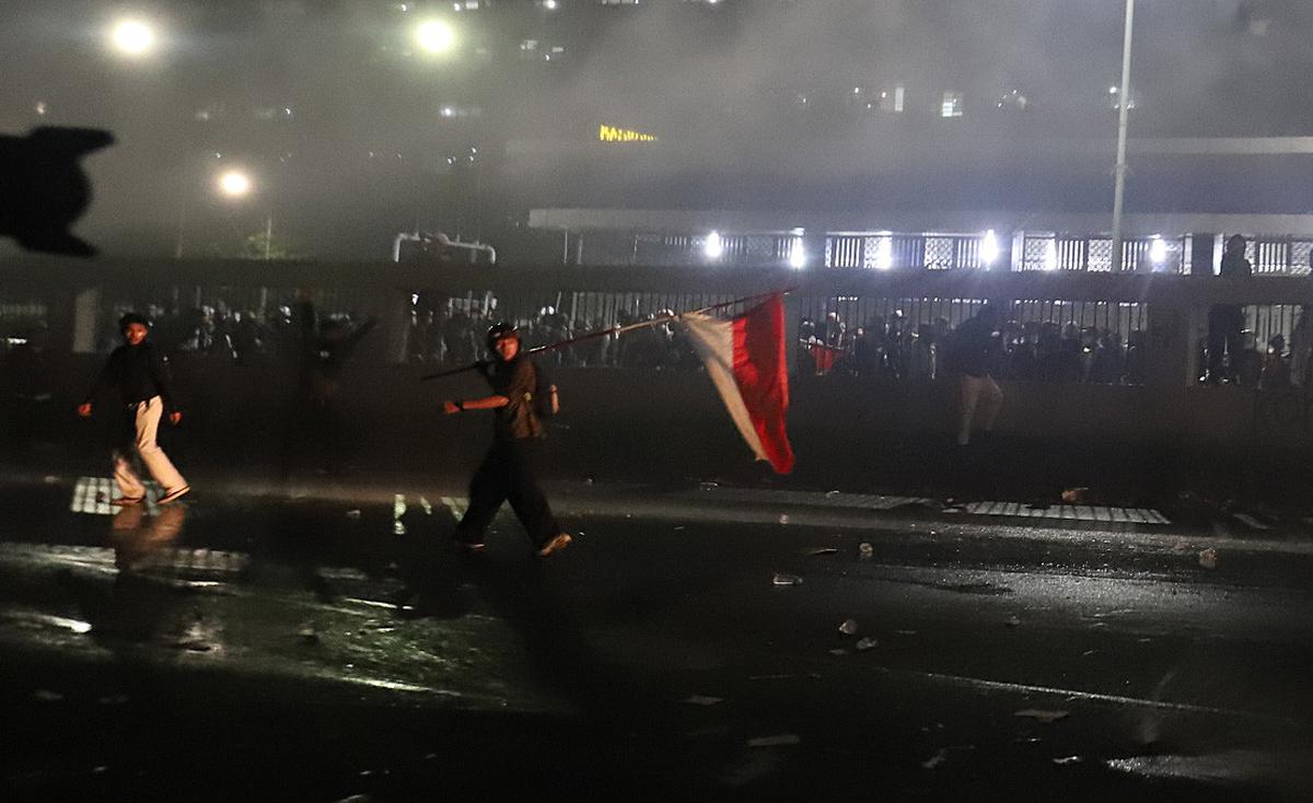 Water Cannon Bubarkan Massa di Gerbang DPR