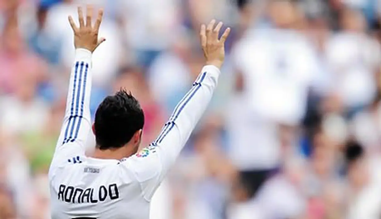 Superstar Real Madrid Cristiano Ronaldo menggondol el pichichi dan memecahkan rekor gol terbanyak dalam satu musim La Liga dengan raihan 40 gol usai menyumbang dua gol kemenangan 8-1 atas Almeria, 21 Mei 2011. AFP PHOTO/DANI POZO