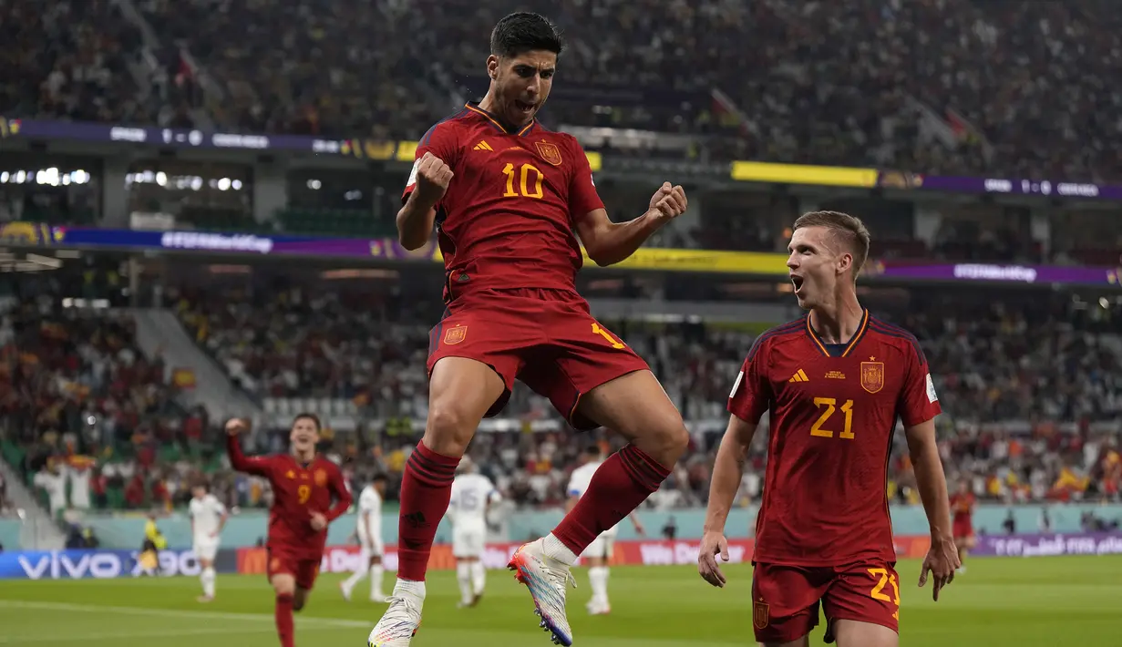 Berselang sepuluh menit, Spanyol sukses menggandakan keunggulan menjadi 2-0 lewat gol Marco Asensio. Gol tercipta melalui sepakan first time usai memanfaatkan umpan Jordi Alba. (AP/Alessandra Tarantino)