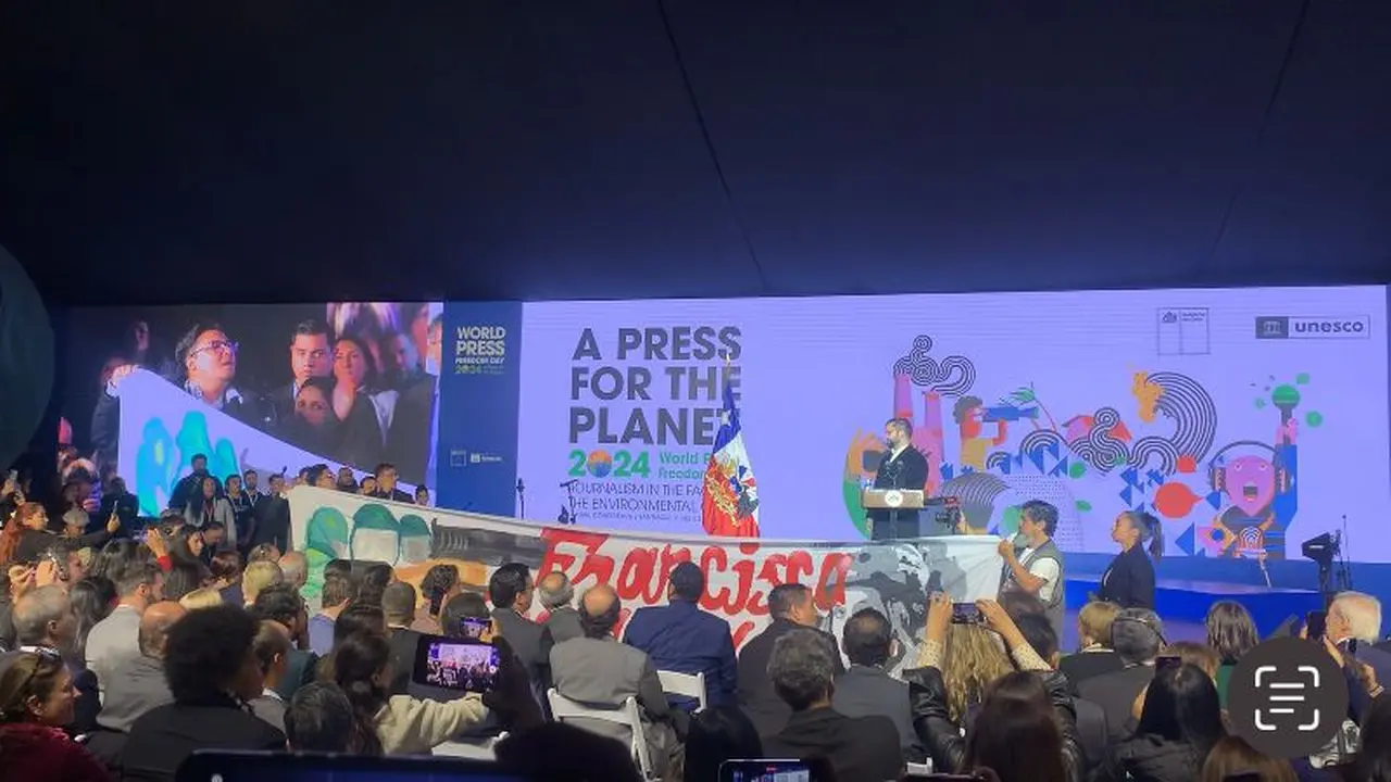 Presiden Chili Gabriel Boric mendapat interupsi dari sekelompok jurnalis lokal saat berpidato di perhelatan Konferensi Hari Kebebasan Pers Sedunia di Gabriela Mistral Cultural Center, Santiago, Chili pada Jumat (3/5/2024)