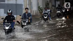 Pengendara melintasi genangan banjir di Jalan Ciledug Raya, kawasan Pasar Cipulir, Jakarta Selatan, Jumat (28/4/2023). (Liputan6.com/Johan Tallo)