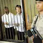 Dua warga Australia terpidana mati dalam kasus penyelundupan 8,2 Kg heroin, Andrew Chan dan Myuran Sukumaran (kiri) dalam sidang peninjauan kembali di PN Denpasar, Bali, Jumat (8/10). (Antara)