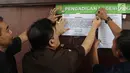 Kejaksaan Agung memasang pengumuman pembekuan Jamaah Anshorut Daulah (JAD) di Pengadilan Negeri Jakarta Selatan, Senin (6/8). Jaksa melaksanakan eksekusi putusan pembekuan JAD sebagai organisasi terlarang. (Liputan6.com/Herman Zakharia)
