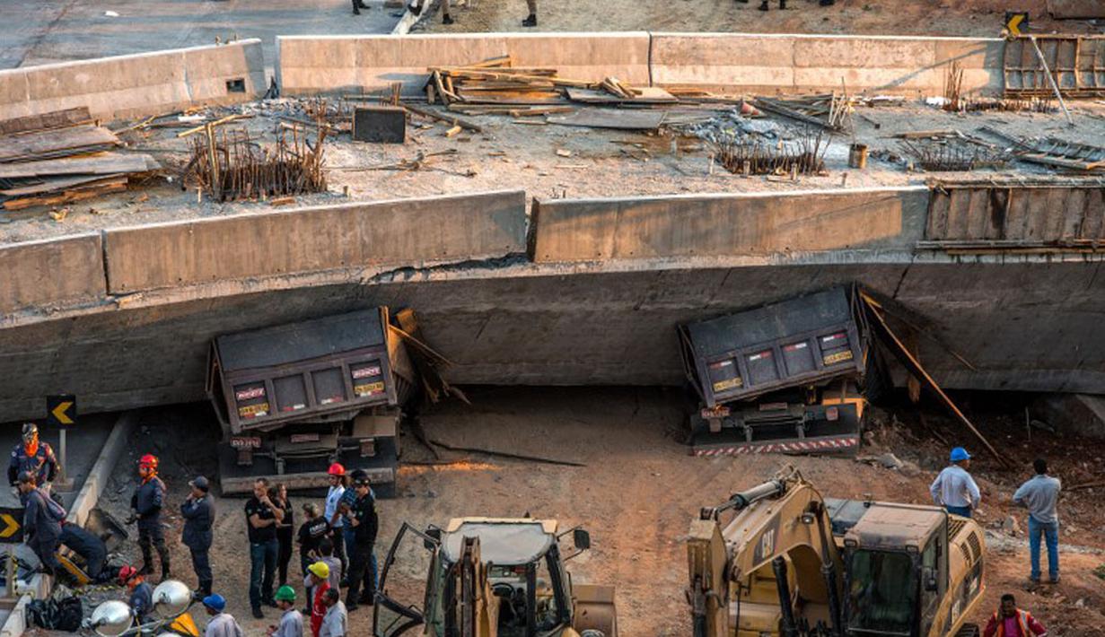 Jembatan tersebut terletak tak jauh dari Stadion Mineirao, tempat digelarnya lima pertandingan Piala Dunia 2014, Belo Horizonte, Brasil (3/7/2014). (AFP PHOTO/Pedro Duarte)
