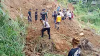Puluhan warga bersama aparat desa, Babinsa, dan Bhabinkamtibmas langsung bergotong royong membersihkan material longsor yang menutup jalan, Rabu (1/10/2025). (Dok. Istimewa)