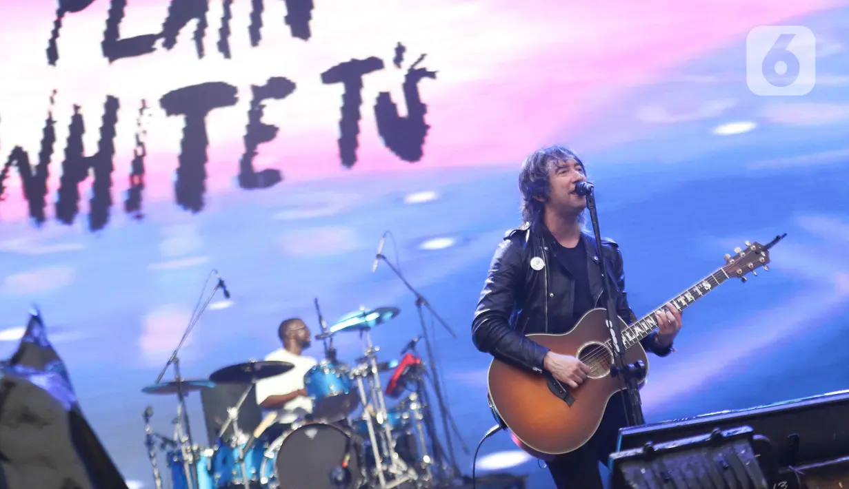 Grup musik Plain White T's saat tampil memeriahkan Soundrenaline di Allianz Ecopark, Ancol, Jakarta Utara, Sabtu (26/11/2022). Plain White T's tampil memeriahkan Soundrenaline 2022 dengan membawakan lagu berjudul The Giving Tree, Hey There Delilah, dan 1,2,3,4. (Liputan6.com/Herman Zakharia)