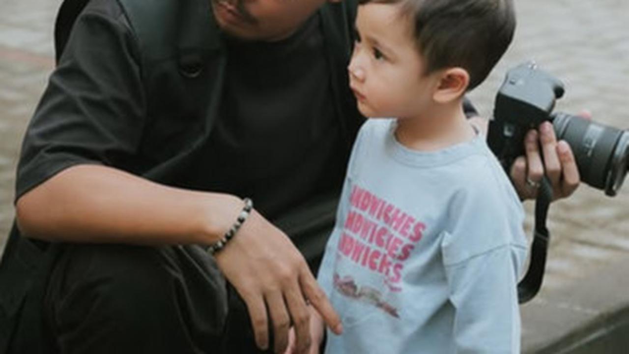 Dilaporkan Rayyanza ke Pak Ustaz, 5 Potret Ganteng Om Olik Fotografer Pribadi Keluarga 'Sultan Andara'
