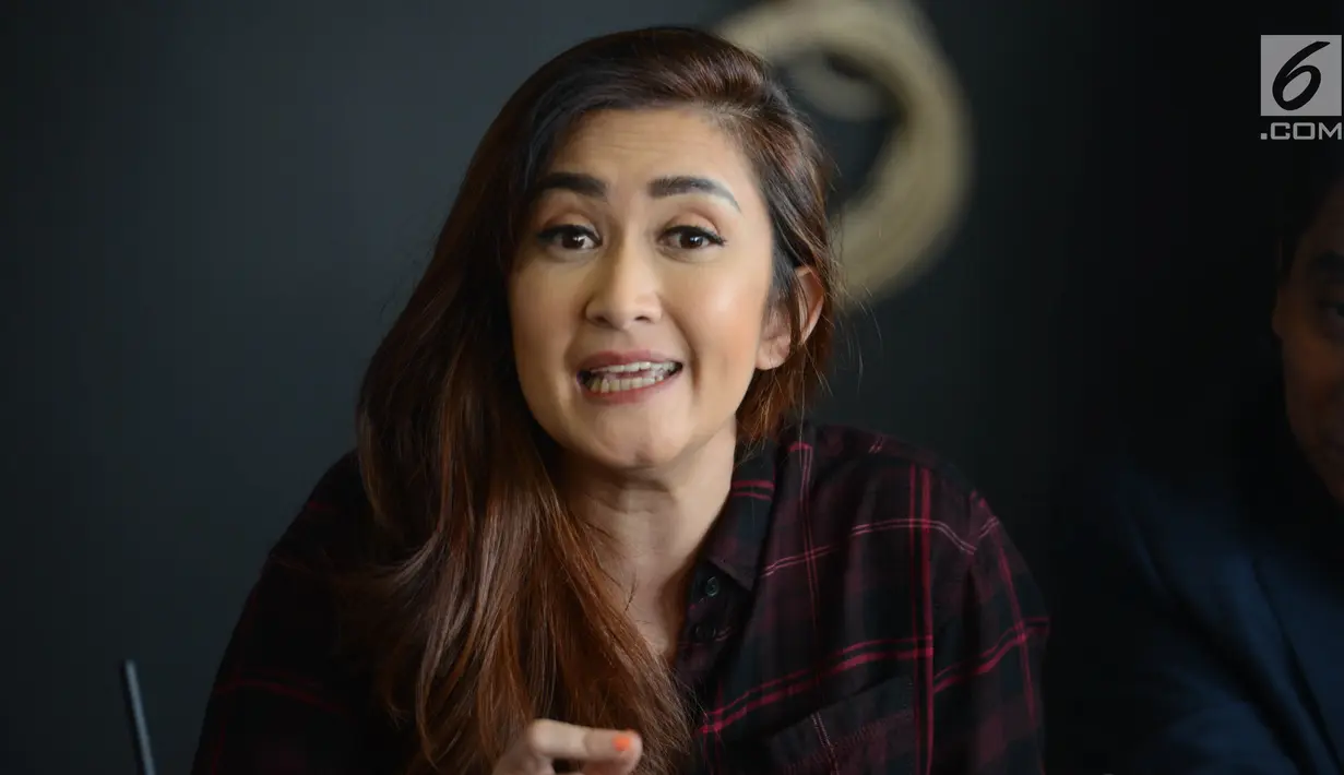 Nafa Urbach memberi keterangan saat jumpa pers terkait pelecehan seksual di kawasan Fatmawati, Jakarta (14/8). Dalam keterangannya Nafa akan melaporkan pihak yang melakukan pelecehan tersebut ke cyber crime. (Liputan6.com/Herman Zakharia)