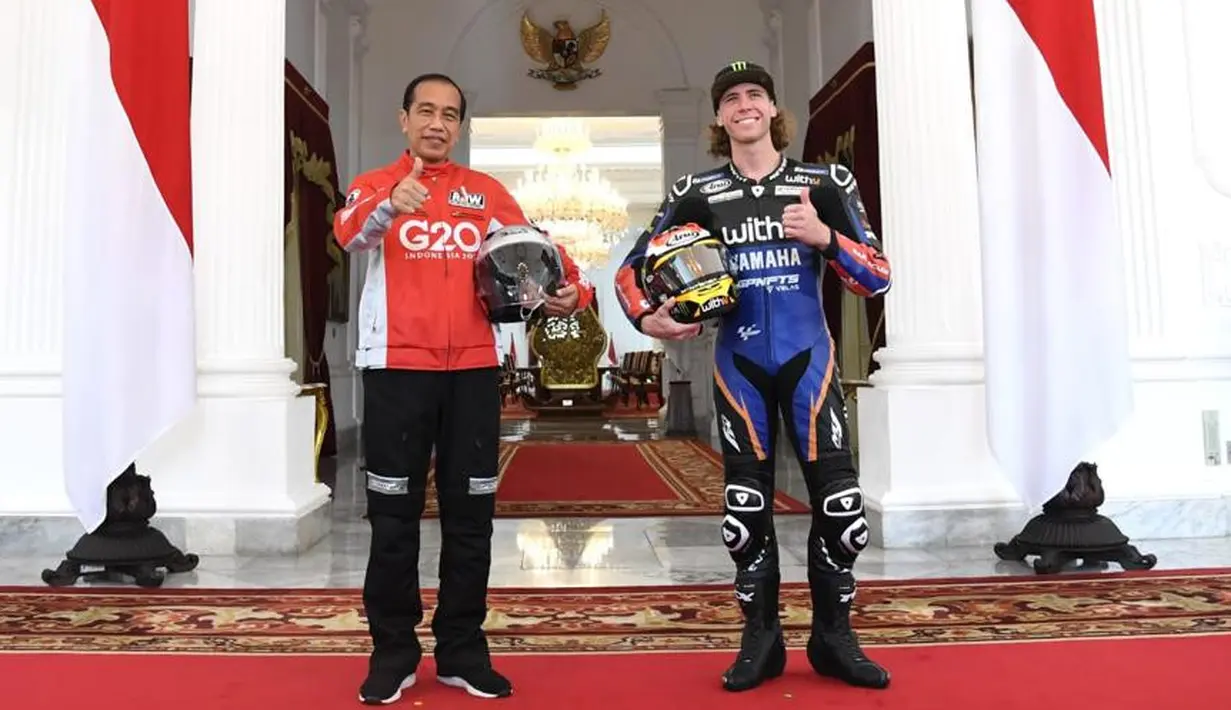Presiden Joko Widodo berfoto dengan pembalap WithU Yamaha RNF MotoGP, Darryn Binder di Istana Merdeka, Jakarta, Rabu (16/3/2022). Para pembalap datang dengan memakai setelah baju khusus balap motor yang akan dipakai dalam Grand Prix Indonesia di Mandalika. (Lukas - Biro Pers/Setpres)