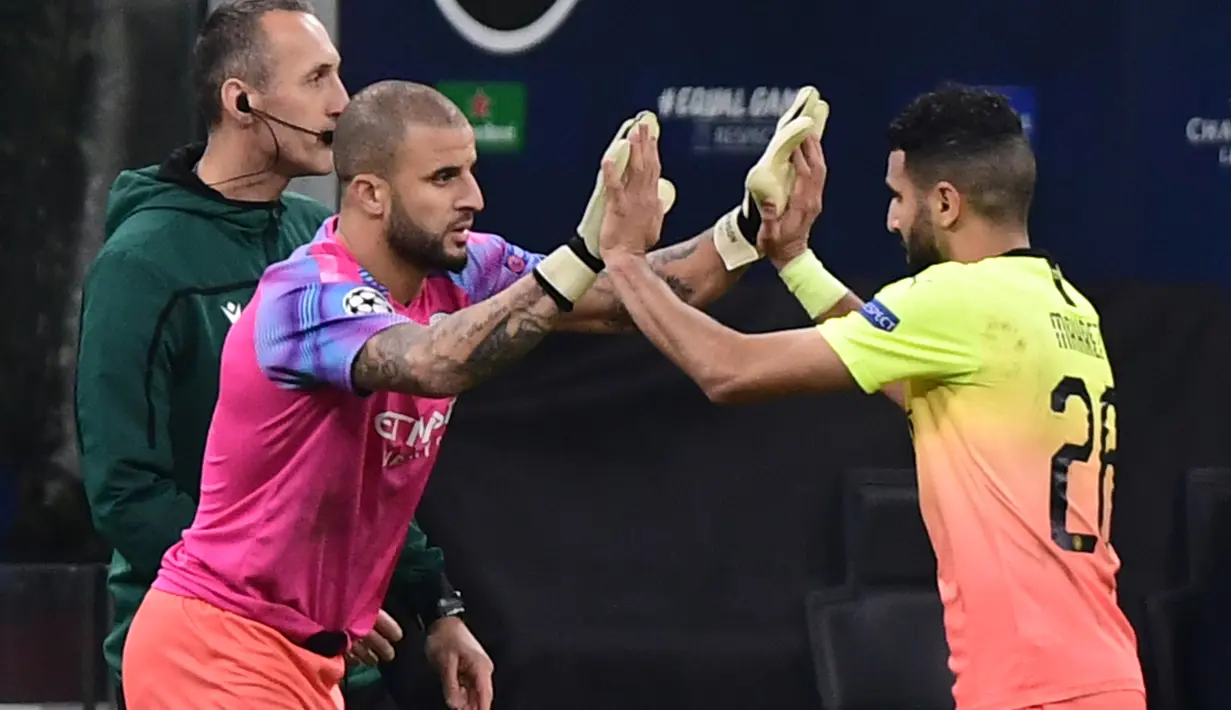 Bek Manchester City Kyle Walker menggantikan gelandang Riyad Mahrez selama pertandingan melawan Atalanta pada Grup C Liga Champions di stadion San Siro, Milan, Italia (6/11/2019). Walker yang berposisi bek mengantikan kiper Claudio Bravo yang mendapat kartu merah. (AFP Photo/Miguel Medina)