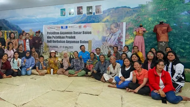Asuransi Sinar Mas menyelenggarakan Pelatihan Menganyam Baion dan Pembuatan Produk Jadi Berbahan Anyaman Baion bagi artisan di Kabupaten Humbang Hasundutan. (Dok Sinar Mas)