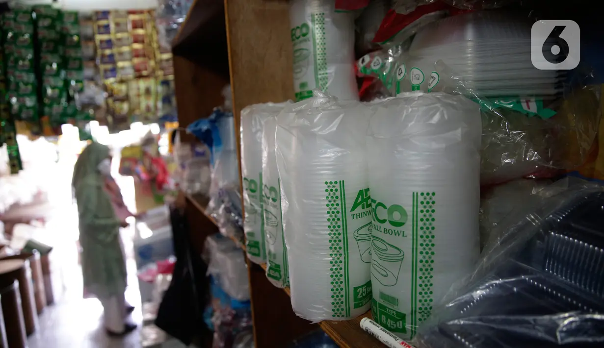 Aktivitas pedagang wadah dan kemasan plastik di Cipadu, Kota Tangerang, Jumat (17/9/2021). Cukai kemasan dan wadah plastik akan diterapkan pada 2022 karena sampah berkontribusi 15 persen terhadap total sampah secara nasional. (Liputan6.com/Angga Yuniar)