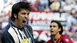 Ekspresi kiper Juventus, Gianluigi Buffon, usai berhasil menyelamatkan gawangnya dari tendangan striker AC Milan, Filippo Inzaghi, pada laga Liga Italia di Stadion San Siro, Minggu (8/5/2005). (AP Photo/Luca Bruno)