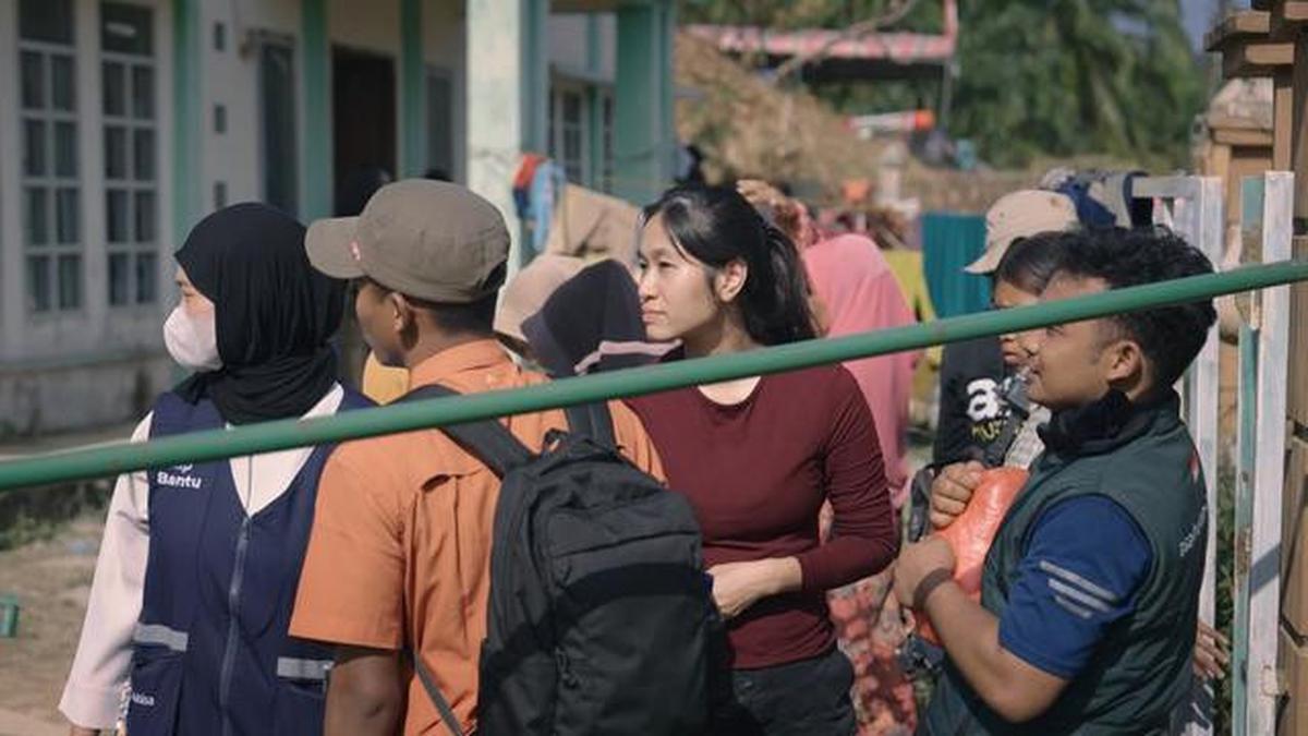 6 Potret Muthia Nadhira Istri Ferry Irwandi yang Ikut Jadi Relawan Banjir Sumatera