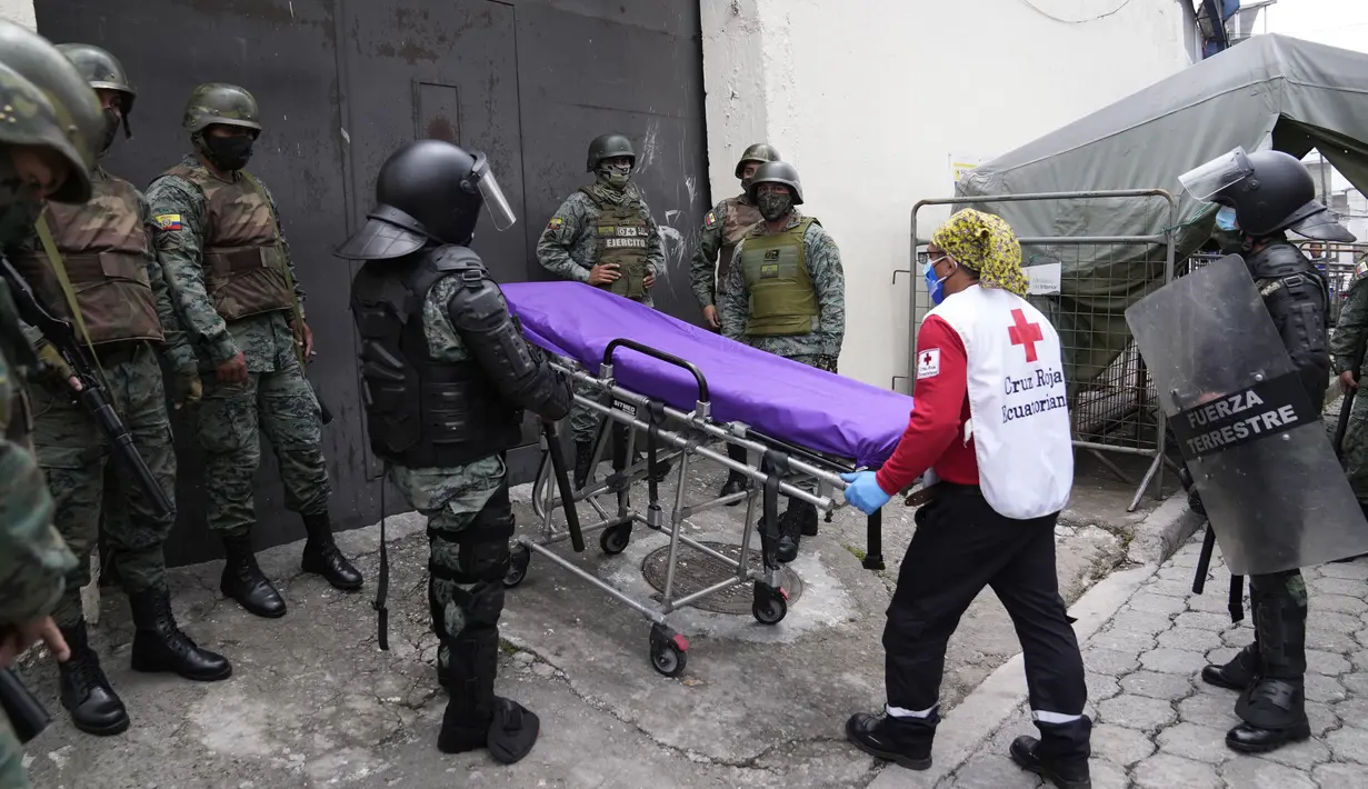 Seorang pekerja Palang Merah menunggu dengan tandu di luar Pusat Penahanan Sementara Nomor 1 di mana terjadi kerusuhan di Quito, Ekuador (25/10/2021). Pihak berwenang melaporkan beberapa narapidana terluka. (AP Photo/Dolores Ochoa)