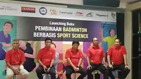 Pelatih bulu tangkis legendaris Indonesia Sofyan Basri meluncurkan buku soal Sport Science di Audisi PB Djarum 2022 (Liputan6.com/Defri Saefullah)