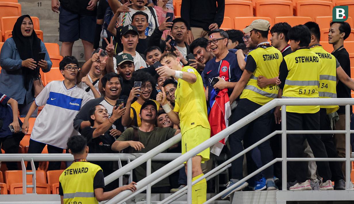 Kiper Timnas Prancis U-17, Paul Argney melakukan swafoto bersama para penonton setelah mengalahkan Timnas Amerika Serikat U-17 dengan skor 3-0 pada laga Grup E Piala Dunia U-17 2023 di Jakarta International Stadium, Jakarta, Sabtu (18/11/2023). (Bola.com/Bagaskara Lazuardi)