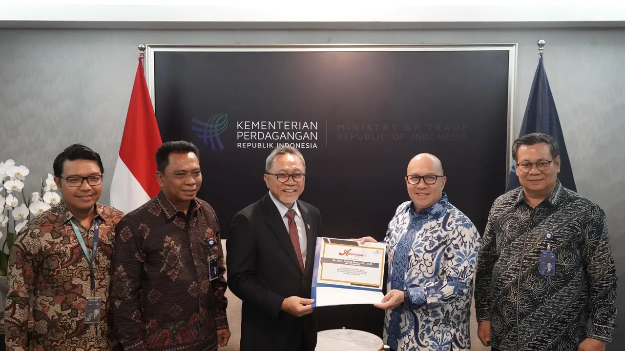 Taspen menyerahkan manfaat jaminan pensiun ke Zulkifli Hasan sebagai mantan wakil ketua Majelis Permusyawaratan Rakyat (MPR)