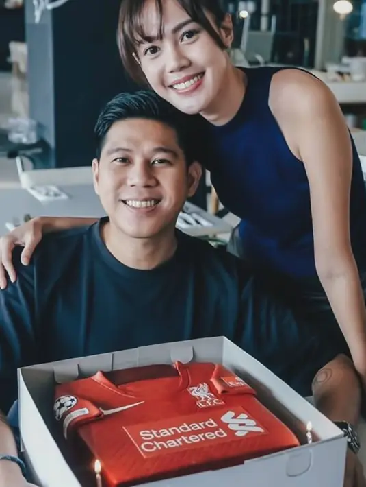 Cukup lama menjalin hubungan dengan Nino RAN, kebersamaan Della Dartyan dan kekasih pun kerap dibagikan dalam media sosial keduanya. Pasangan yang kerap didoakan lekas menikah ini pun tampil makin mesra dalam kesehariannya. (Liputan6.com/IG/@delladartyan)
