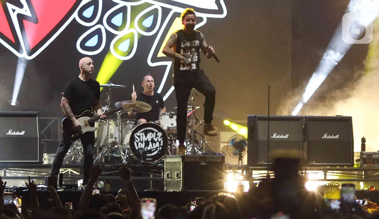 Kelompok musik pop-punk asal Kanada, Simple Plan beraksi di atas panggung Everblast Festival 2023 di Gambir Expo, Kemayoran, Jakarta Pusat, Sabtu (4/3/2023). Sejumlah lagu-lagu hits era 2000-an dibawakan sang vokalis Pierre Bouvier. (Liputan6.com/Herman Zakharia)