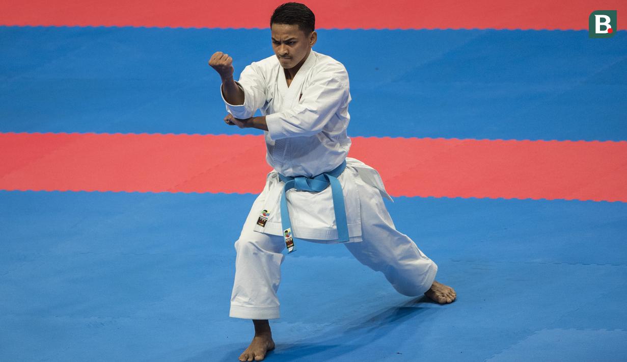 Karateka Indonesia, Ahmad Zigi Zaresta, tampil pada nomor kata cabang karate Asian Games XVIII di JCC Senayan, Jakarta, Sabtu (25/8/2018). Dirinya berhasil meraih medali perunggu. (Bola.com/Vitalis Yogi Trisna)