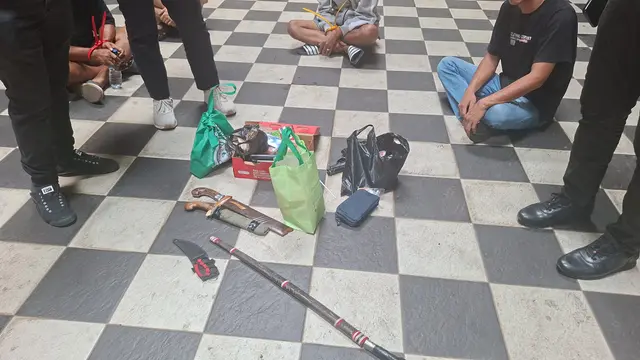 Polisi menggerebak kampung Ambon pada Kamis 15 Oktober 2026