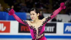 Miyu Nakashio atlet peseluncur es putri asal Jepang menaikkan kedua tangannya usai tampil di kompetisi seluncur es, Milwaukee, Amerika Serikat, Jumat (23/10/2015). Puluhan peserta dari berbagai dunia ikut dalam kompetisi ini. (REUTERS/Lucy Nicholson)