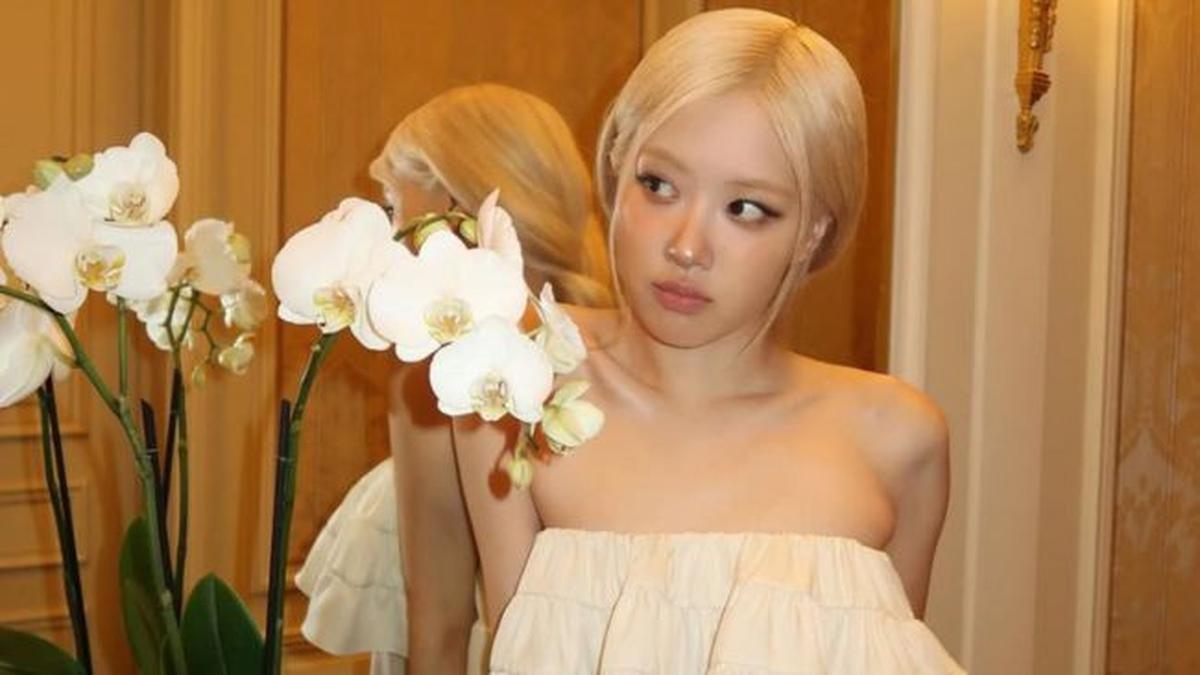 5 Potret Rose BLACKPINK di Paris Fashion Week, Elegan Menawan dengan Gaun Putih Bergaya Ala Barbie