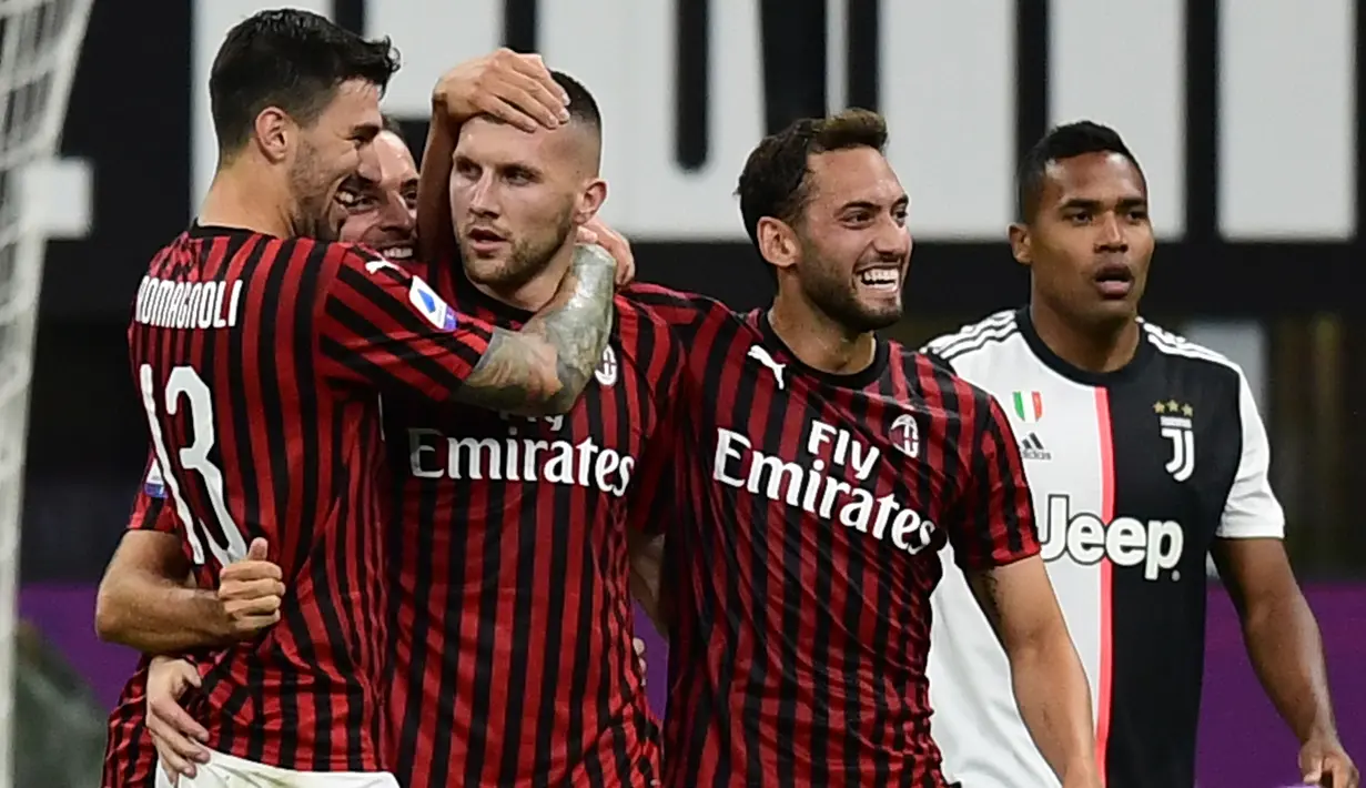 Pemain AC Milan merayakan gol yang dicetak Ante Rebic ke gawang Juventus pada laga lanjutan Serie A pekan ke-31 di Stadion San Siro, Rabu (8/7/2020) dini hari WIB. AC Milan menang 4-2 atas Juventus. (AFP/Miguel Medina)