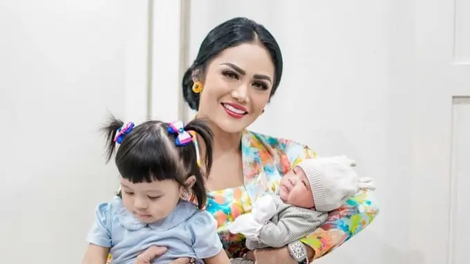 Potret Bahagia Krisdayanti Gendong Cucu